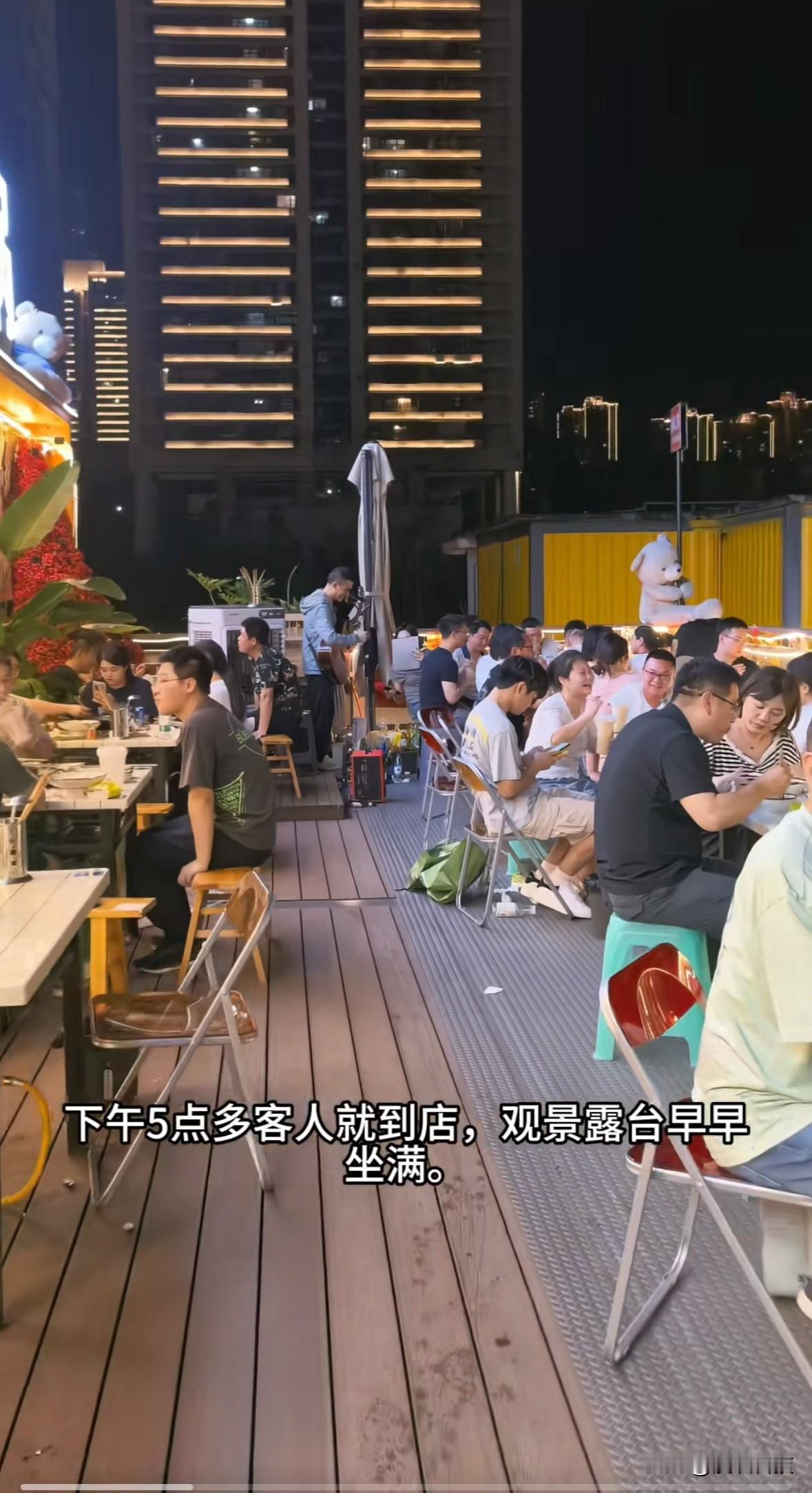张雪带火重庆一锅店，商家发文感谢，张雪留言：要想好如何持续。5月17日，张雪