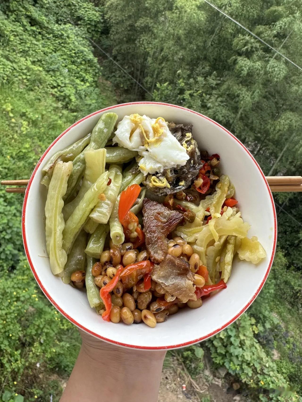 湖南家常菜，永远吃不腻奶奶做的黄豆炒腊肉，真的好好吃，过年熏的腊肉，加上当季蔬菜