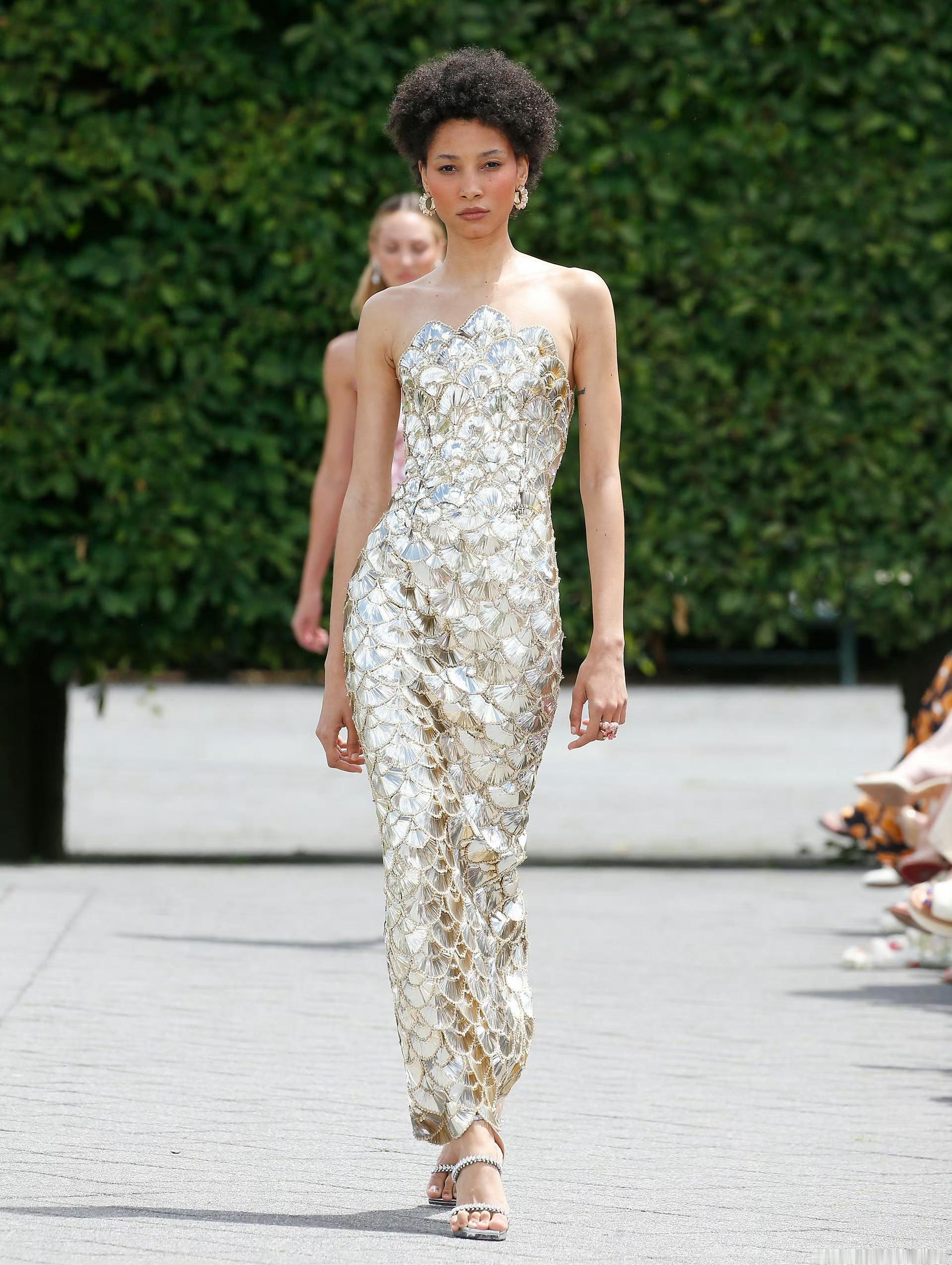 托BVLGARI的福，OscardeLaRenta25早春系列以扇形为设