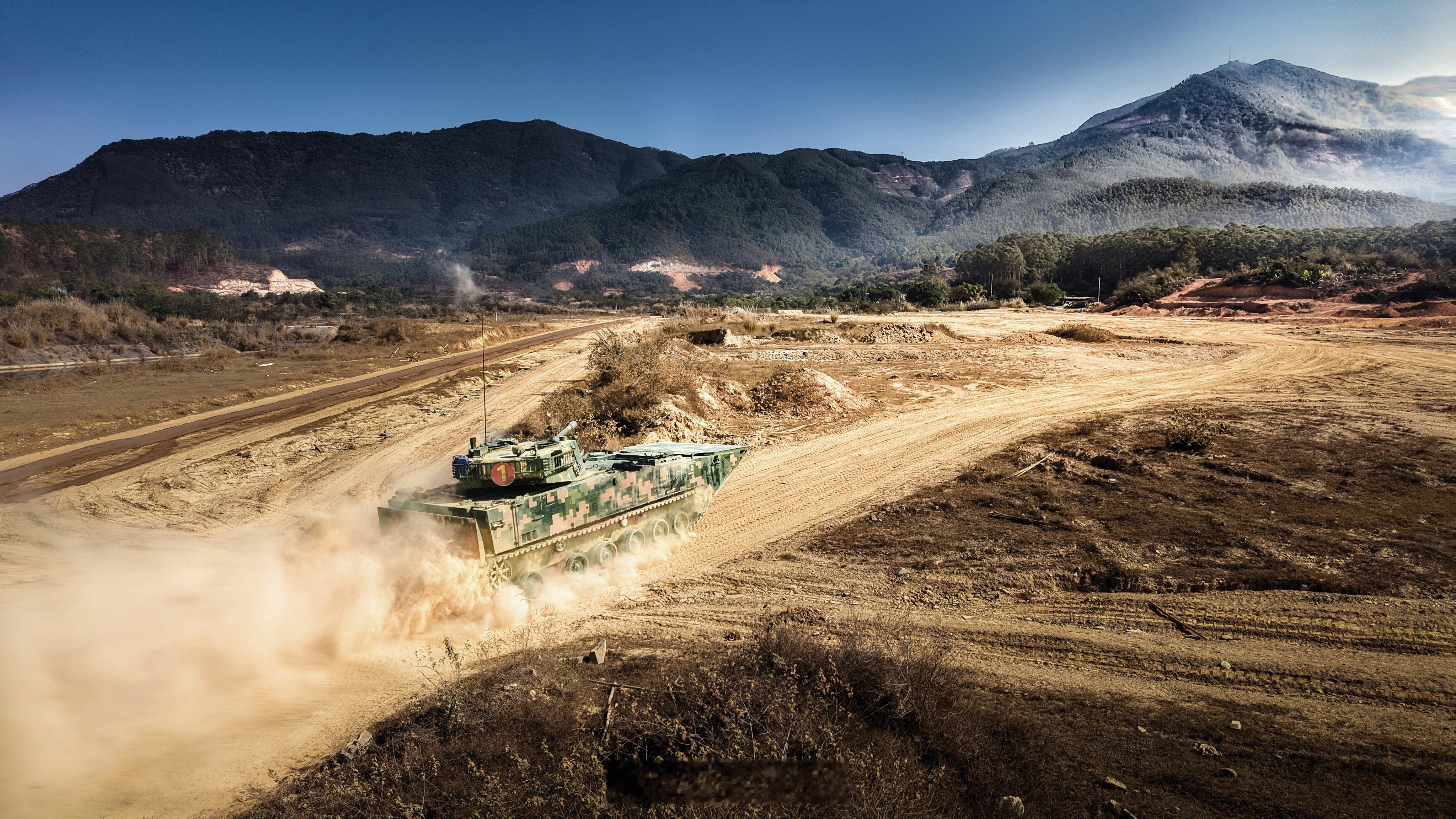 【越野力MAX！两栖装甲战车驰骋训练场】近日，陆军第73集团军某旅奔赴野外训练场