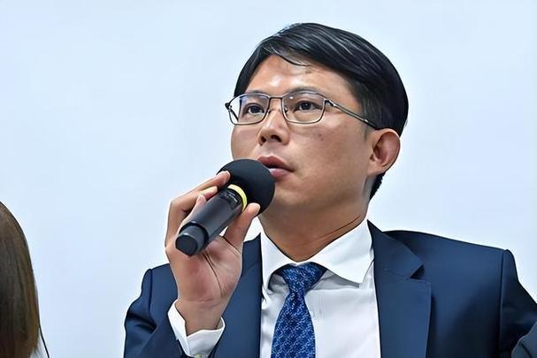 民众党最近又抛出一个令人瞠目结舌的想法：要在全台22个县市搞“联合政府”。这