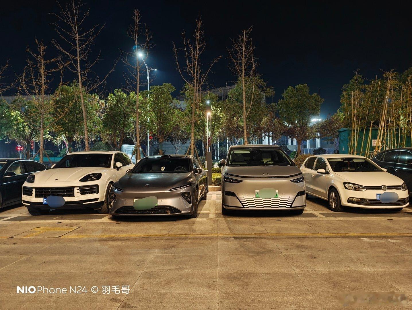 两台ET7停一块，本地ET7车友不少啊电动兄弟蔚来et7