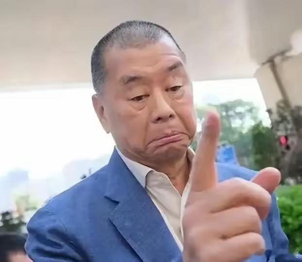 就在今天，乱港首恶黎智英再迎重罚！黎智英77岁，广东顺德人，身为汉奸、“祸港四人