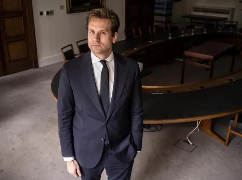 英国卫报11月13日刊出对荷兰经济大臣文森特·卡雷曼斯的采访。这位在荷兰与中国围