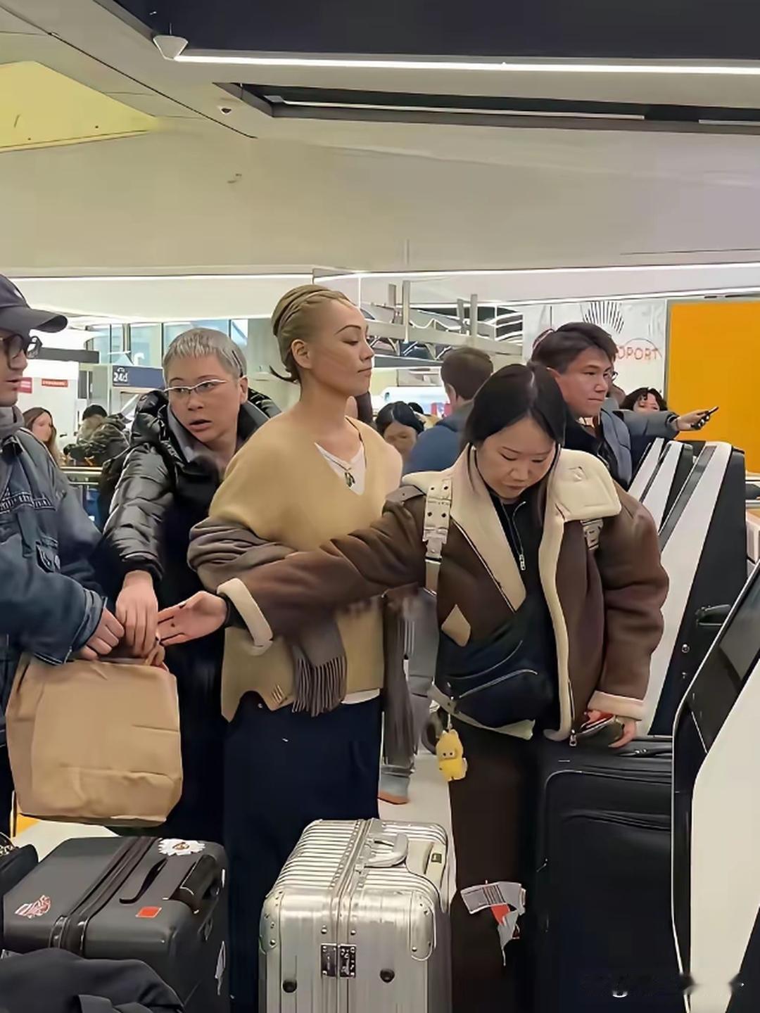 宁静也是太为难这个头发了，都短成这样了，还扎个小辫儿！姐也是越老越叛逆