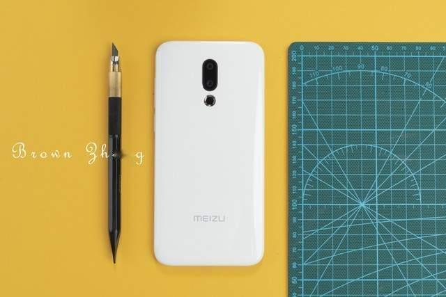 机圈有个“奇葩”魅族，让人又爱又恨。说它“干啥啥不行，情怀第一名”真不冤，魅族2