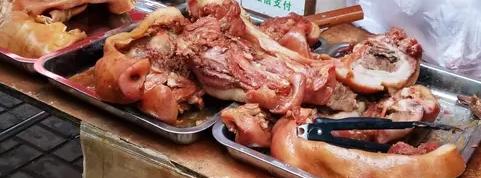 今儿出门一看，好家伙，满大街都是拎着猪头肉的人，超市里买猪头肉排大队。这二月