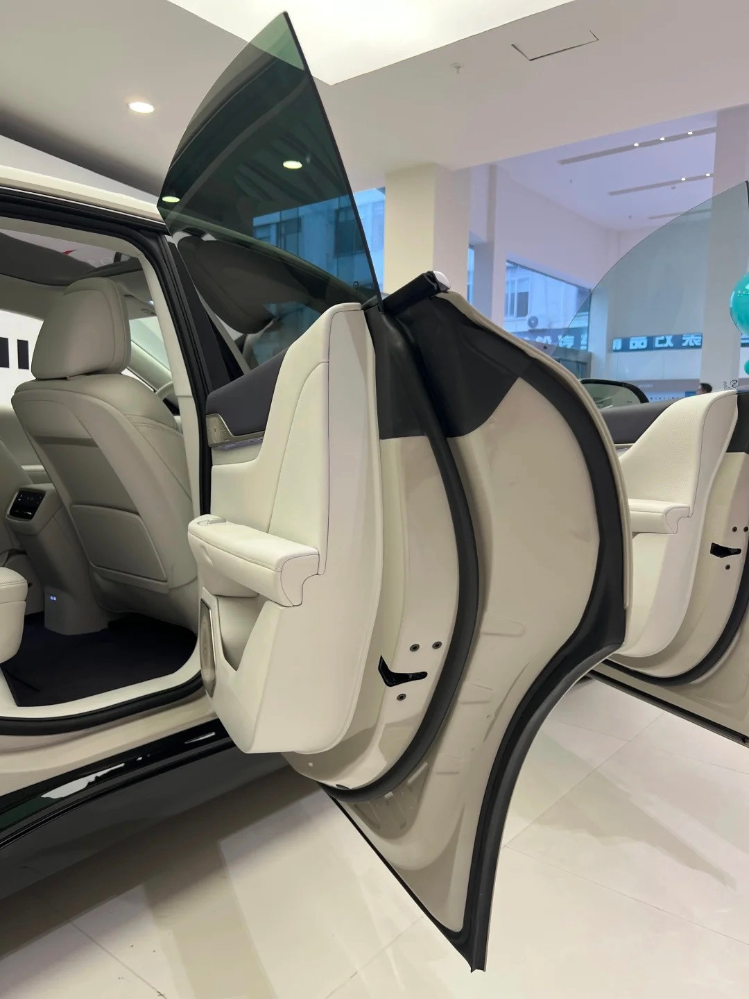 听说这是防弹门至境L7的车门也太厚了点吧…子弹都穿不透的程度​​​