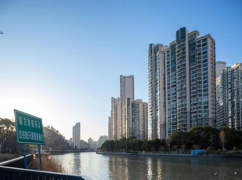 上海楼市：也正因行情逐步走弱，楼市利好才选择此时出台。如果等到房价真正掉头下