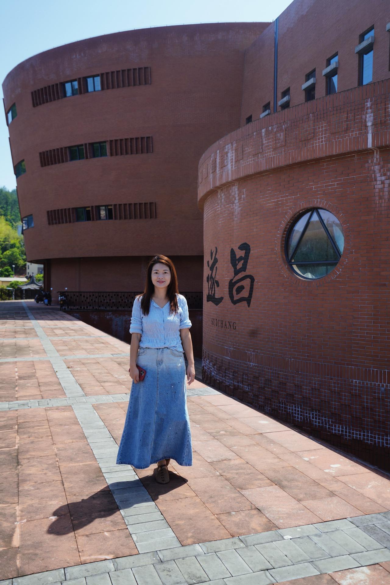 偶遇遂昌一抹红墙，氛围感拉满✨喊KK随手拍了一组📍缦境严妍帮酒店2025