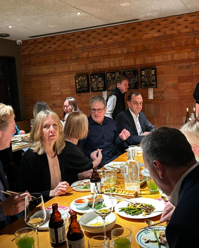 很多人问，外国领导人来访，中国管饭吗？英国领导人斯塔默访华时，现身北京三里屯