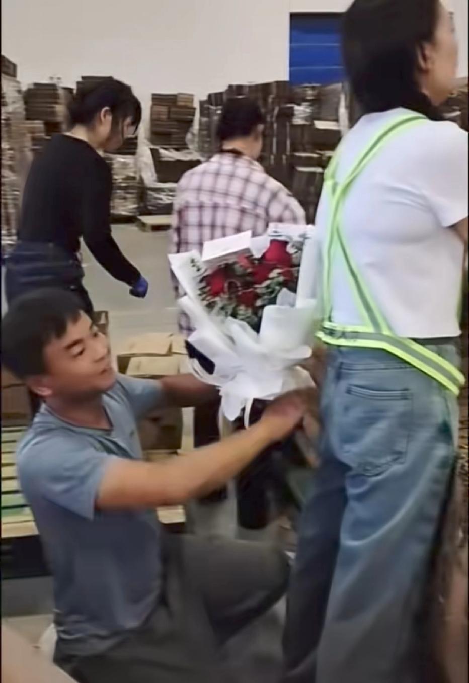 真羡慕他，这么大年纪了当遇到感觉对的人他还有对感情的勇气，敢于亮剑。[赞][赞]