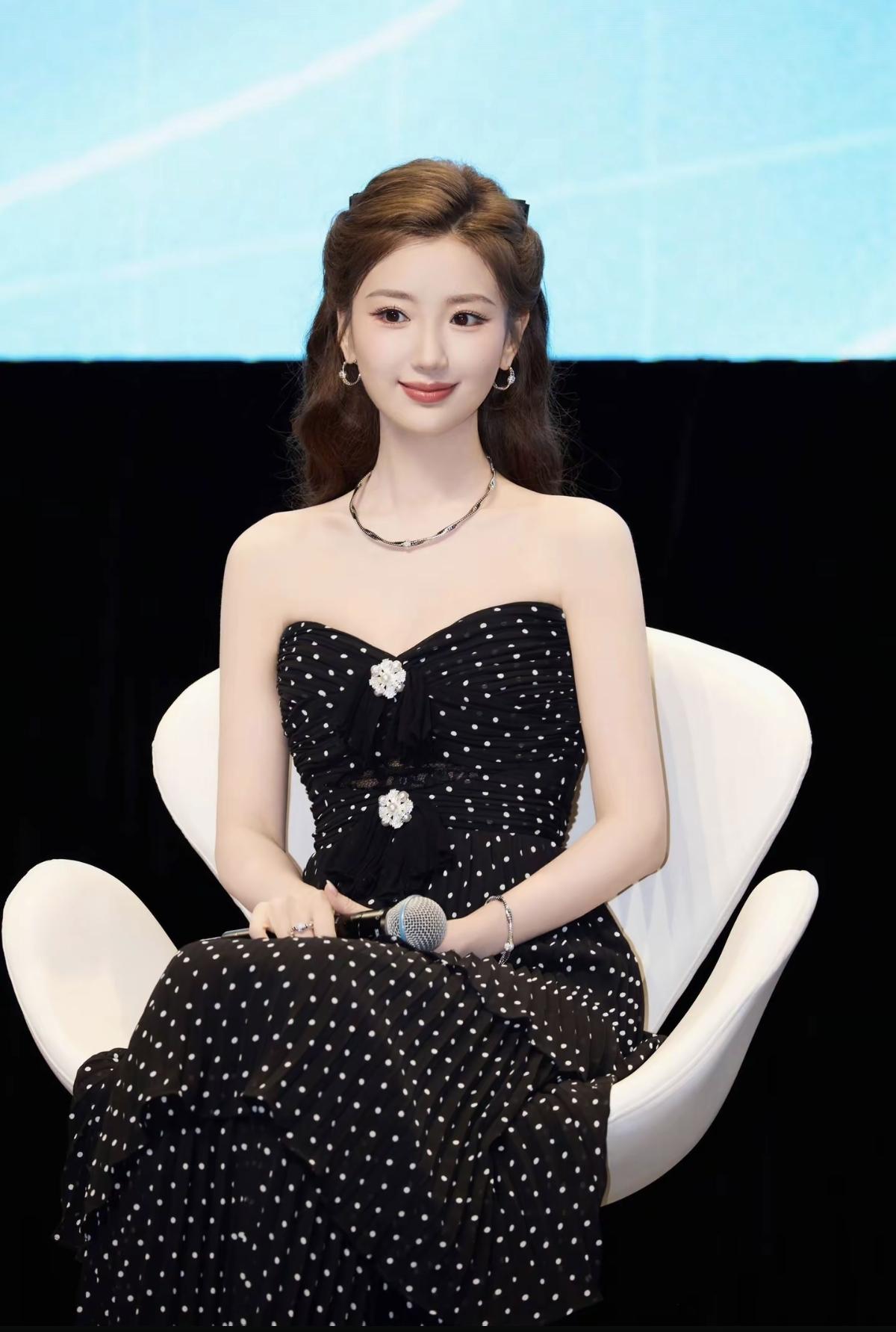 今日份优雅已送达📸毛晓彤身着波点抹胸裙亮相活动[比心]层叠裙摆摇曳生姿，温