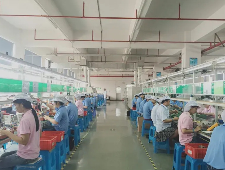 劝告大学生不要进厂打暑假工，因为进厂打工不仅挣不到钱，而且还把自己所学的理论知识