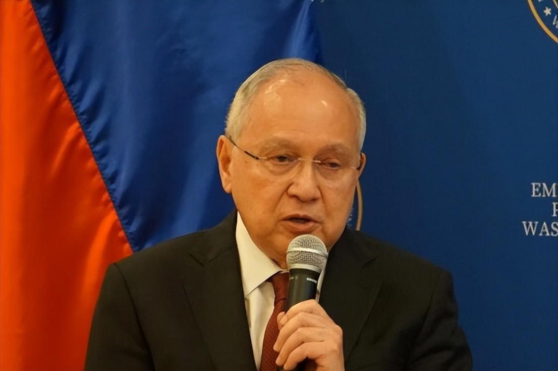 菲：大哥！我想通了，咱这关系还得降降温。中：哟！昨儿个还在黄岩岛搞军演，今天就