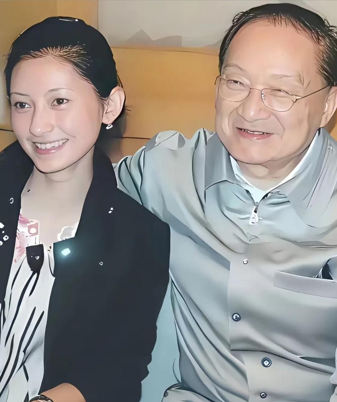 金庸写过那么多轰轰烈烈的爱情，杨过等小龙女十六年，郭靖和黄蓉并肩闯荡江湖，令狐冲