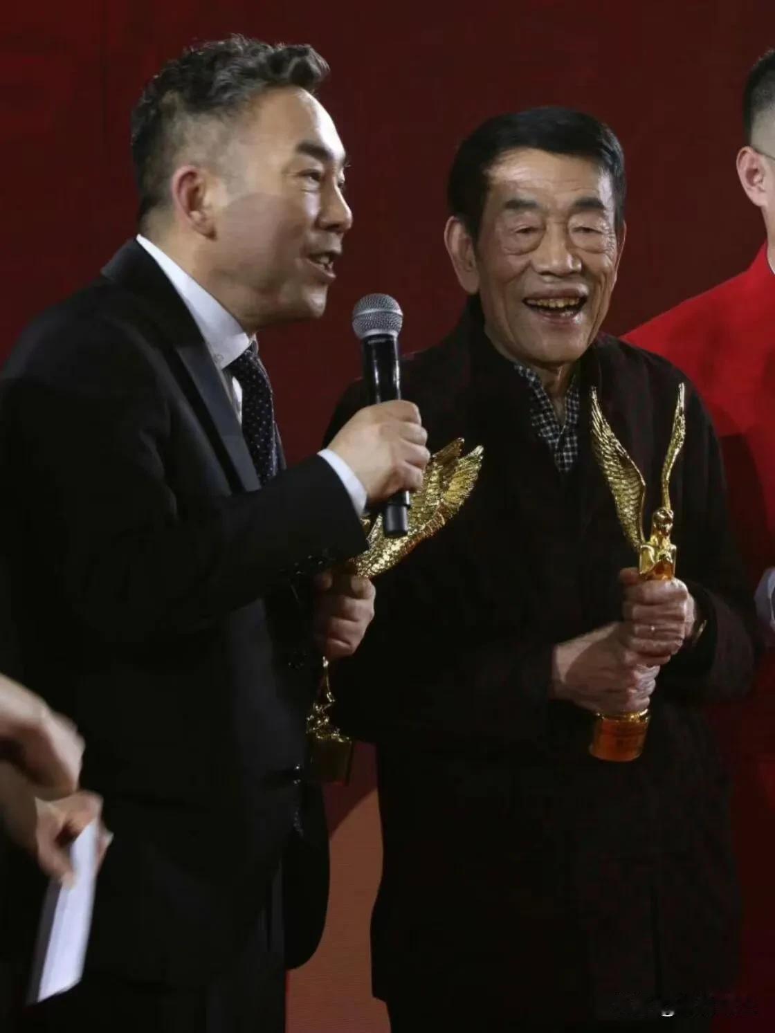 杨议以后的路会好难，​看他的表现都知道，​不是因为带94岁的父亲杨少华去饭店