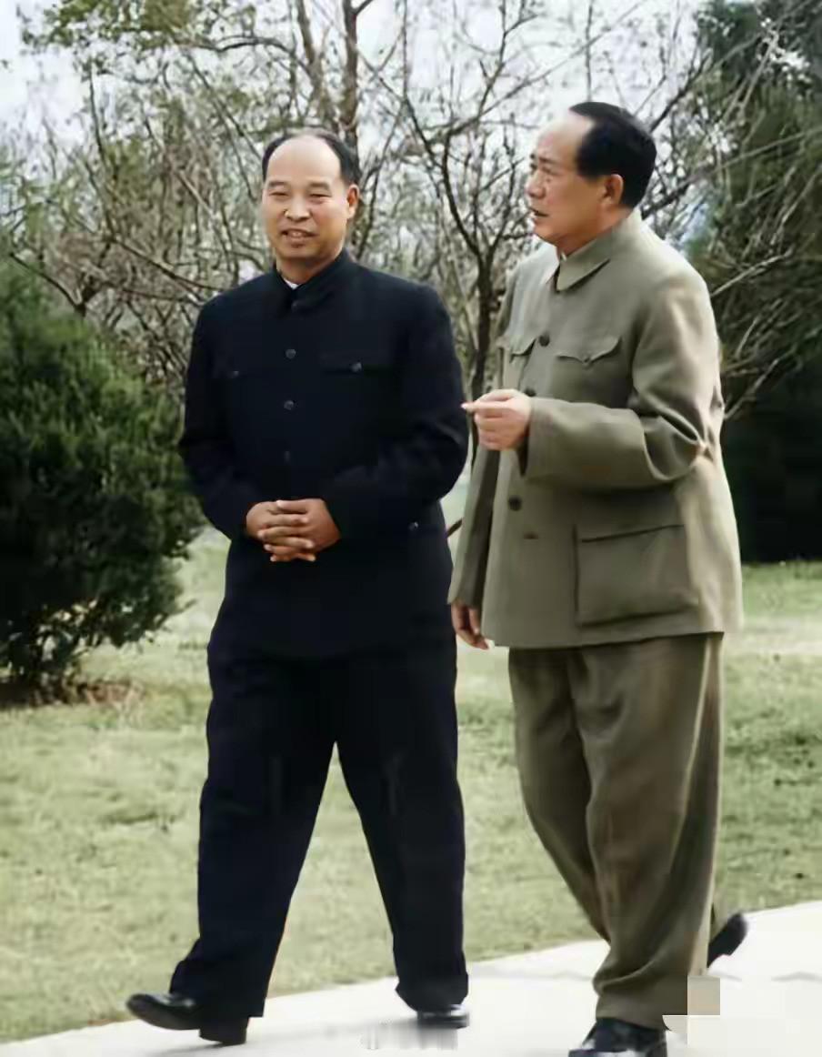 1958年武汉东湖，毛泽东与彭真。1958年大建设时期，毛泽东在武汉调研，彭
