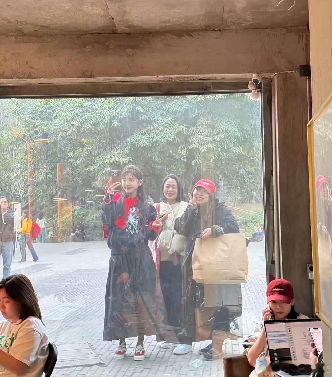 章若楠回家刷视频天塌了……这才是最真实样子真好看啊，一点不做作，好可爱啊！章若