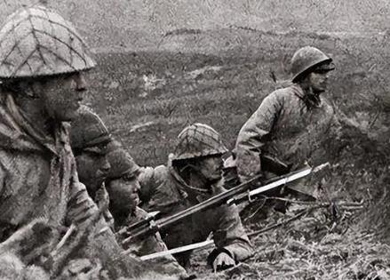 1937年，陈德贵趴在死尸堆中，想以此躲避日军的残害，期间，因脚太冷，陈德贵动了