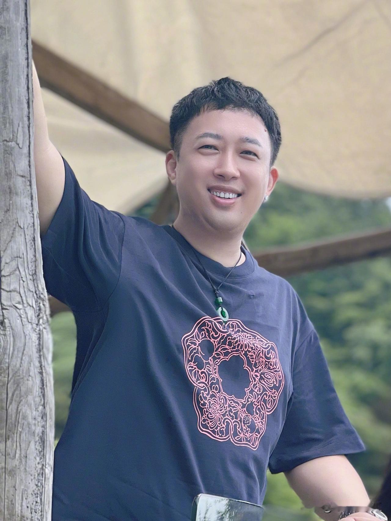 于正现在是一个头两个大不是他公司艺人口碑下滑，而是他孵化的两个顶流合约都要到期