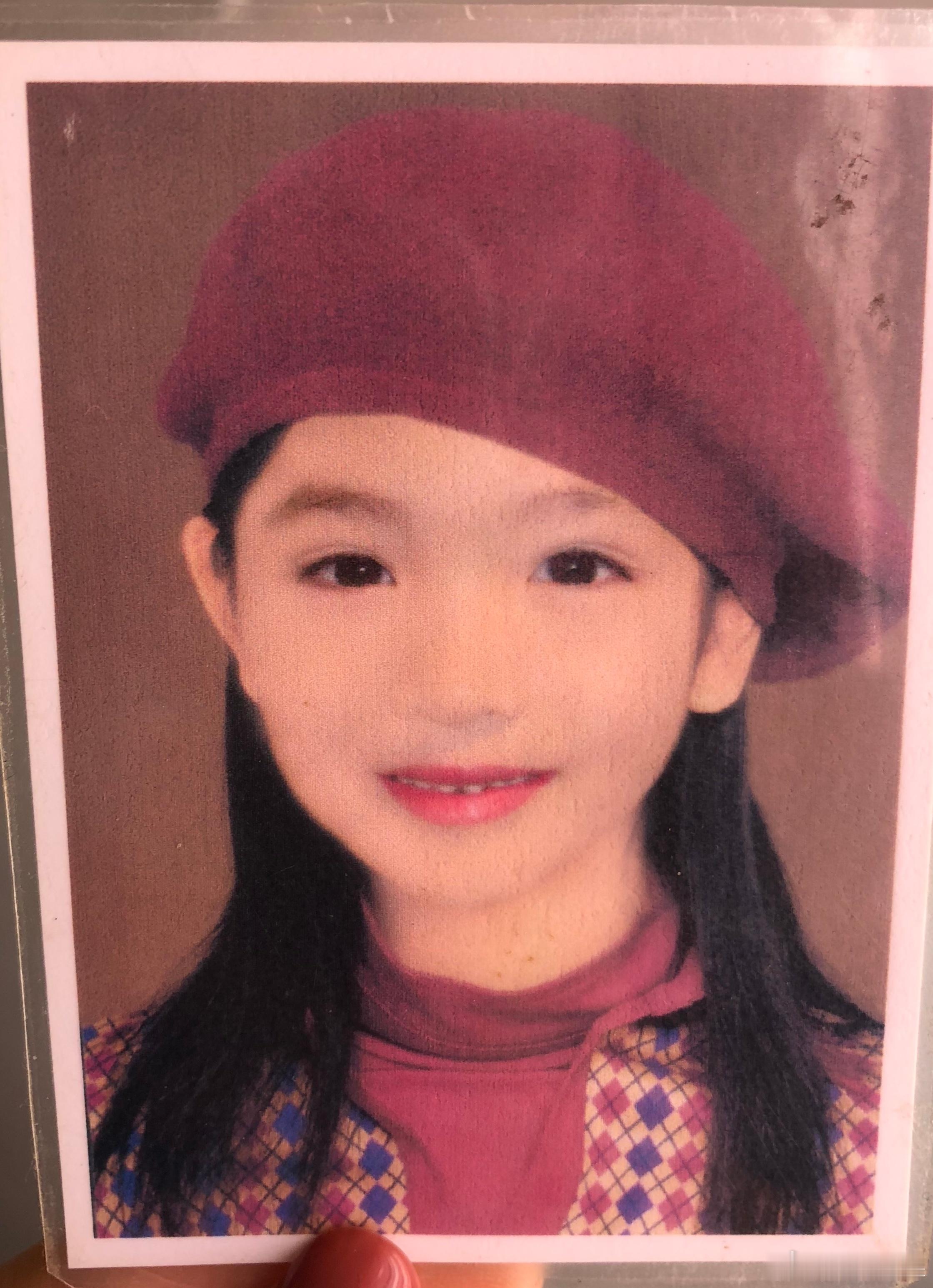代露娃小时候vs现在代露娃晒小时候的照片谁被代露娃的童年照可爱晕了！从小五官就