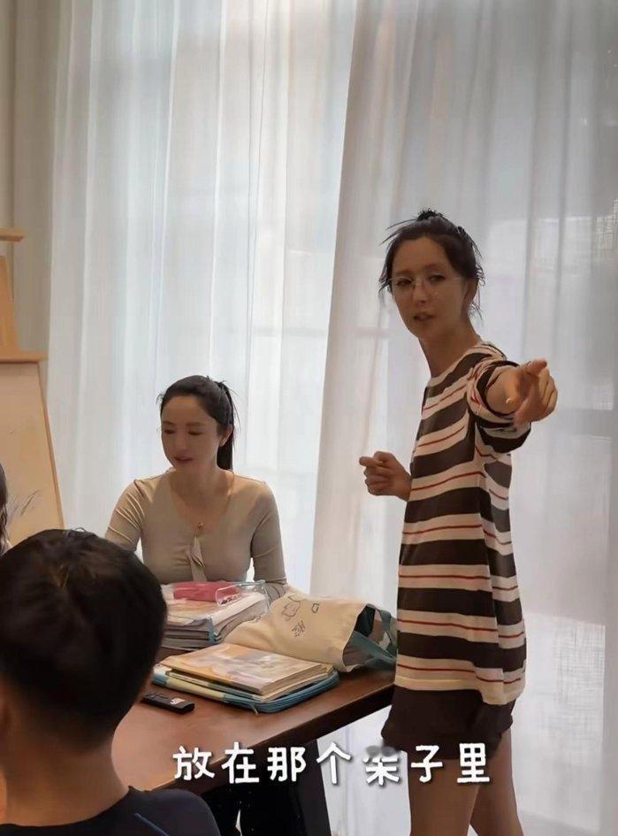 光鲜亮丽的女明星下了班，回到家照样逃不过辅导作业的“渡劫”现场。佟丽娅和董璇私下聚在一起，既没去喝下