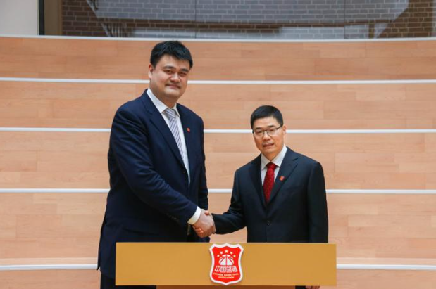 近日篮协郭振明在接受央视记者刘佳采访时，被问道作为篮协掌门人，在任期内能否让中国