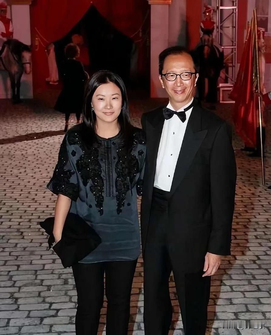 梁锦松这个男人，你如果只是看他的照片，不但觉得他的长相平平，而且年纪还大，可当你
