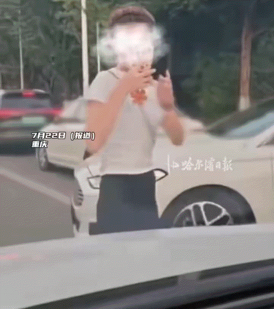 这女的太横了！7月22日，重庆，一司机正常行驶被这名女子突然下车拦在车头，