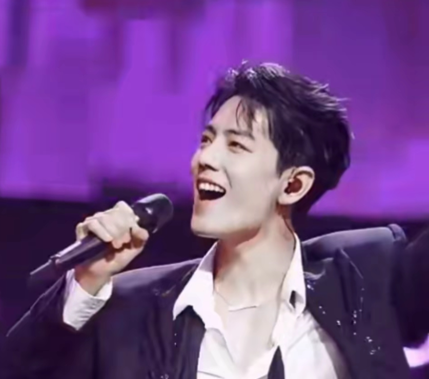 肖战刚进《小城良方》剧组，便有3个大饼追着他，若我自私的话，只想说一句，能不能一