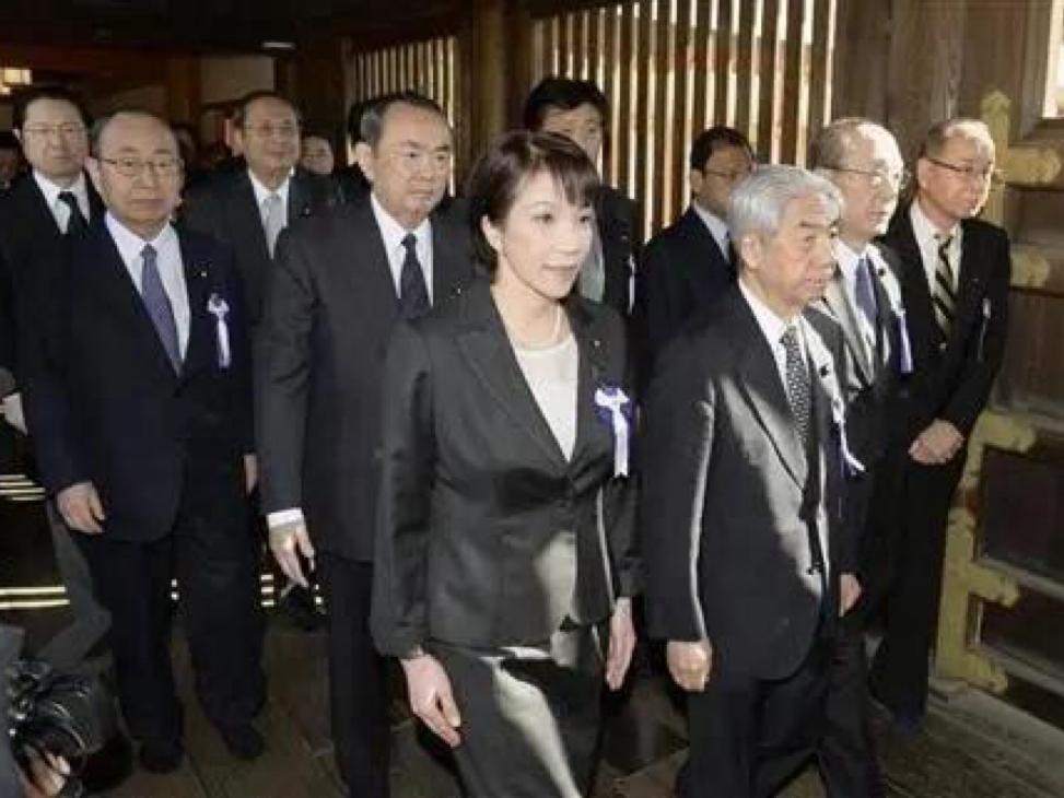 夜幕下的沉默夜幕已然来临，高市早苗晋国神社翻遍网络，了无音讯。