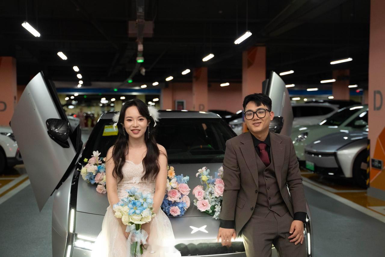 小鹏P7组队做婚车这事我干过，没想到时隔五年又见全新P7的婚车队伍。小鹏汽车[超