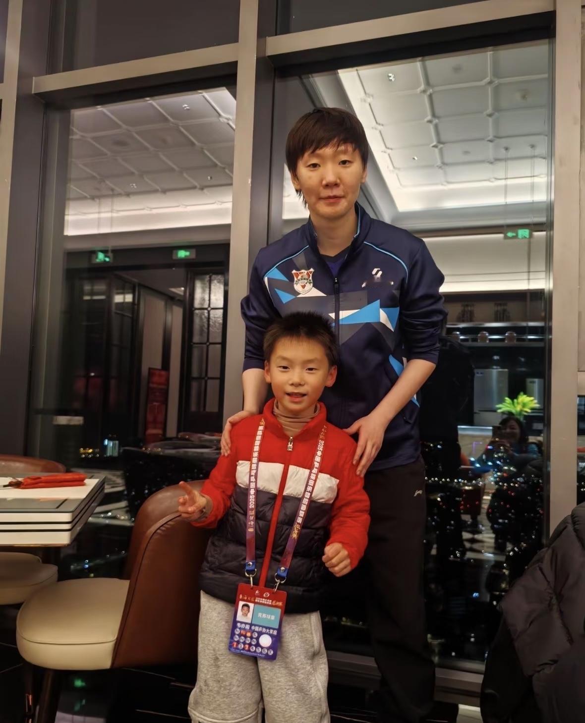 乒超联赛总决赛期间，与小球迷合照的王曼昱。曼昱这张照片看起来非常亲和开朗，果真是