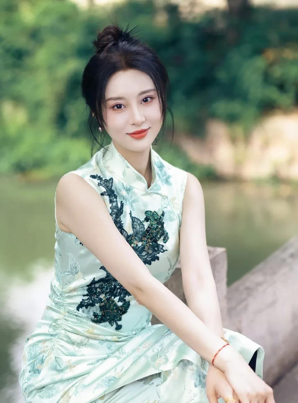 传统韵味与现代风融合！甘露浅绿旗袍装温婉如画