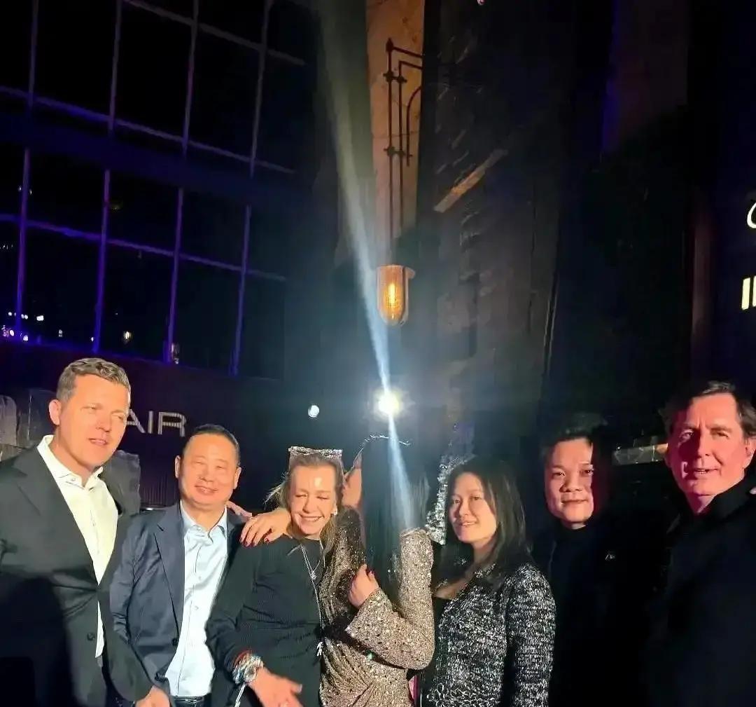 李湘凌晨三点连发三条微博，评论区吵疯了。但所有人都盯错了重点。不是她晒出的高