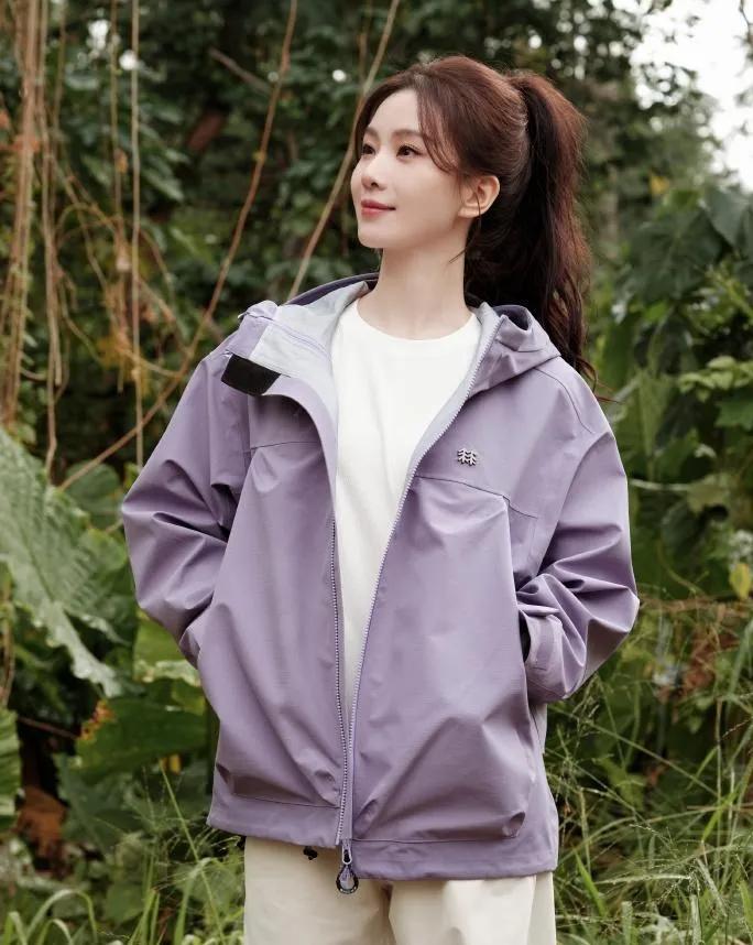 💚刘诗诗把户外休闲风穿得太好看了！浅紫冲锋衣+白裤，配色干净又舒服，高马尾利
