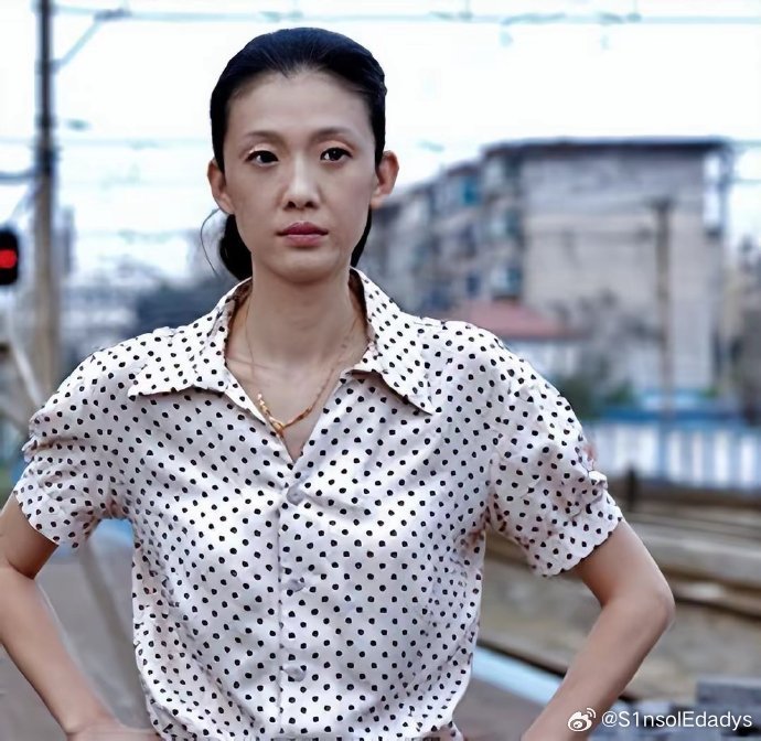 倪景阳身高182cm，嫁给了165cm的谢晖。39岁时生子，裴佩教师婚后一边演戏