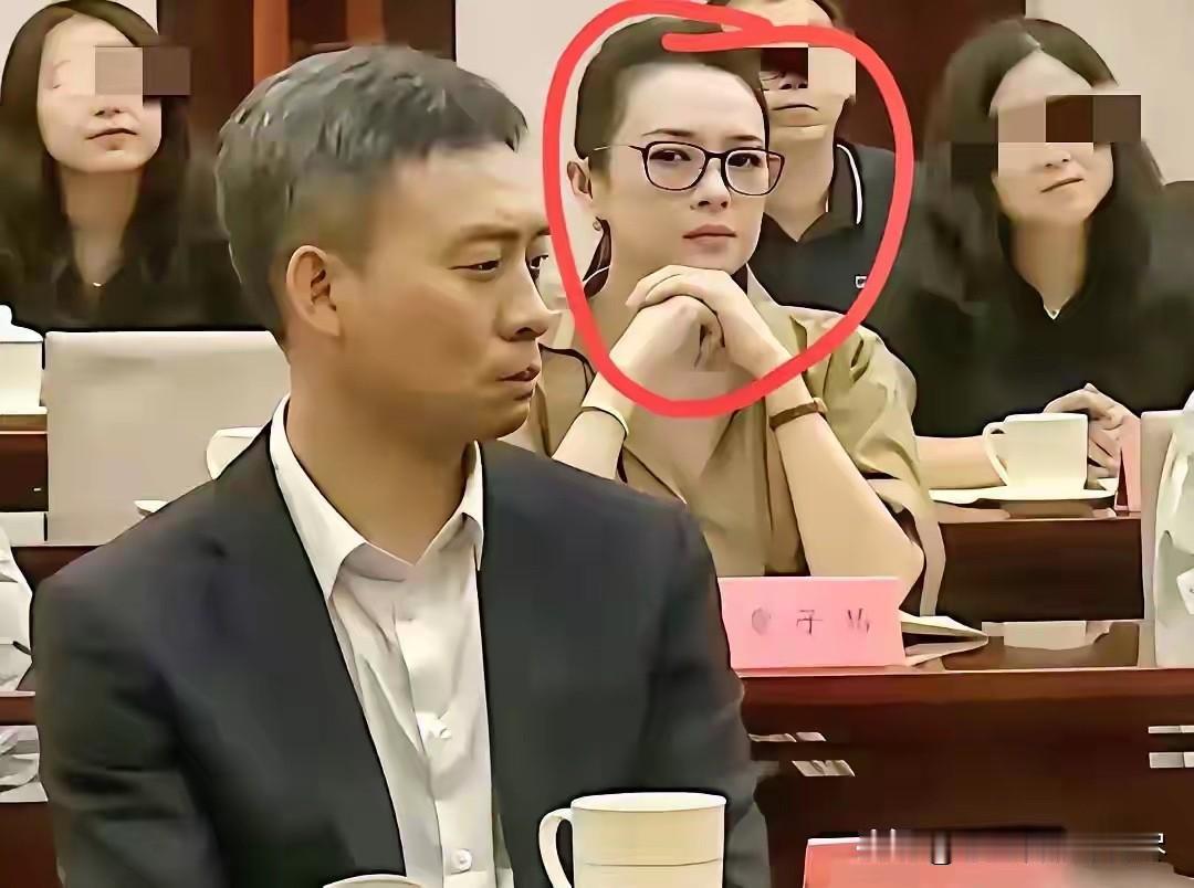 被这样的眼神在后面盯着看，谁的脊背能不发凉呢？章子怡看张译的这种眼神，真是有