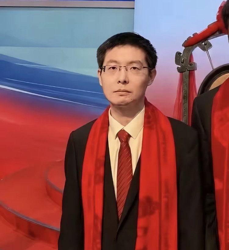 王兴兴为何笑不出来？全场都笑了，唯独他一个人比亲人去世还压抑！千亿富豪，90后新首富，科技新贵，一大