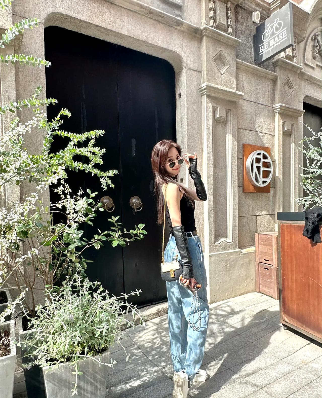 马景涛前妻太年轻漂亮了，成功提升马家颜值基因。吴佳尼和两个儿子同框似姐弟，42岁
