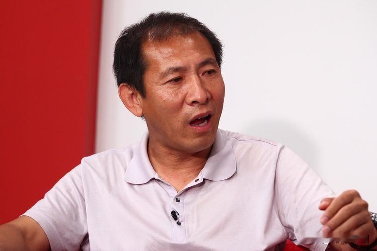 老国安球迷都熟悉的“胡老师”胡建平，1999年因膝盖半月板严重磨损正式挂靴。很多