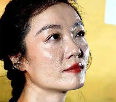 总听人说女明星一年花几百万保养，皮肤好得跟剥壳鸡蛋似的，结果高清镜头一凑近，嘿，