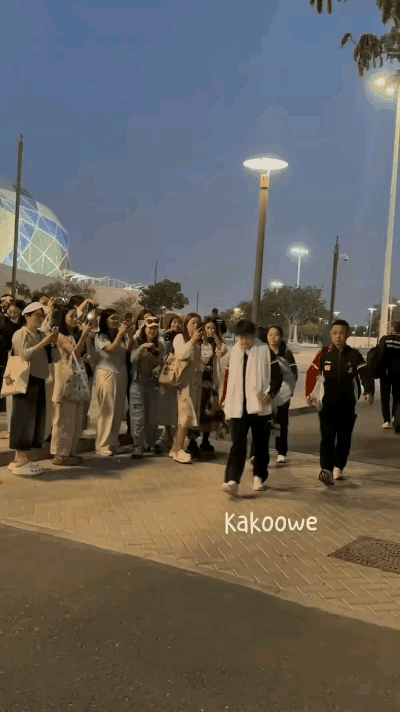 球迷对莎莎的爱，和莎莎的无穷魅力交相辉映！[赞][比心]看着这么多的球迷拍摄莎