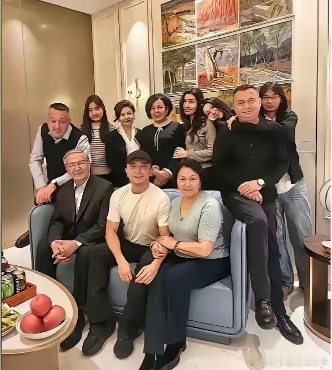 这个世界上最搞不懂得，就是尼格买提的父母了。明明各自都离婚带娃，居然二婚又生了个