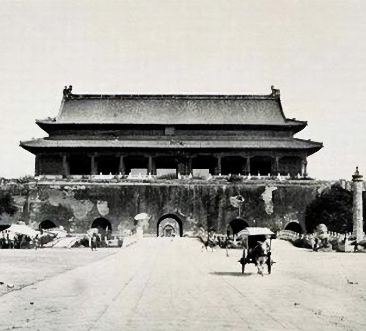 1969年末，中央打算拆掉天安门广场再重新建设，然而在施工的时候，工人们在旧天