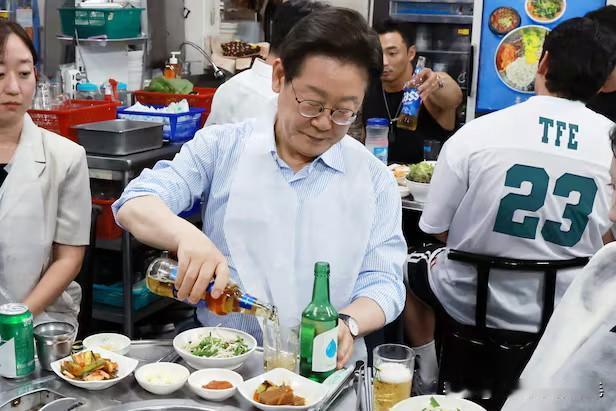 11日晚韩国总统李在明在首尔钟路区一家餐馆与市民共进晚餐，期间系上围裙为随行工作