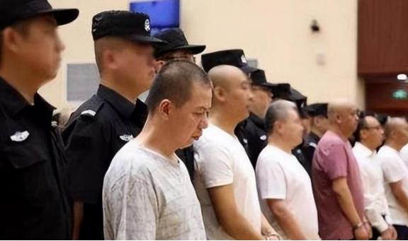 2013年，山西黑老大“小四毛”被妻子捞出监狱。出狱后，这个敛财12亿、坐牢像度