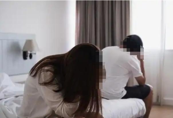 湖南，一个有钱的已婚男去茶楼喝茶，看上了前凸后翘的女服务员，二人眉来眼去随后就暧