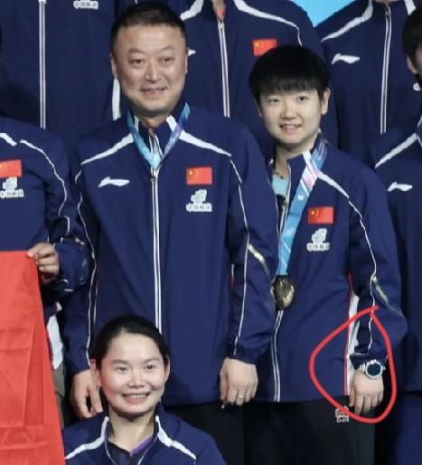 孙颖莎赛后合影，特意把手腕上的OPPO手表露出来。一个刚打完决赛、满身是汗的运